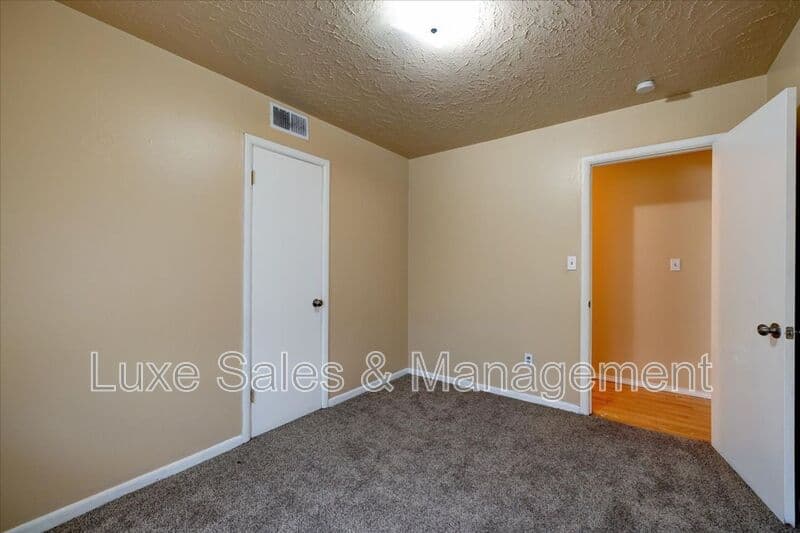 Midwest City House: 116 W. Rose Drive