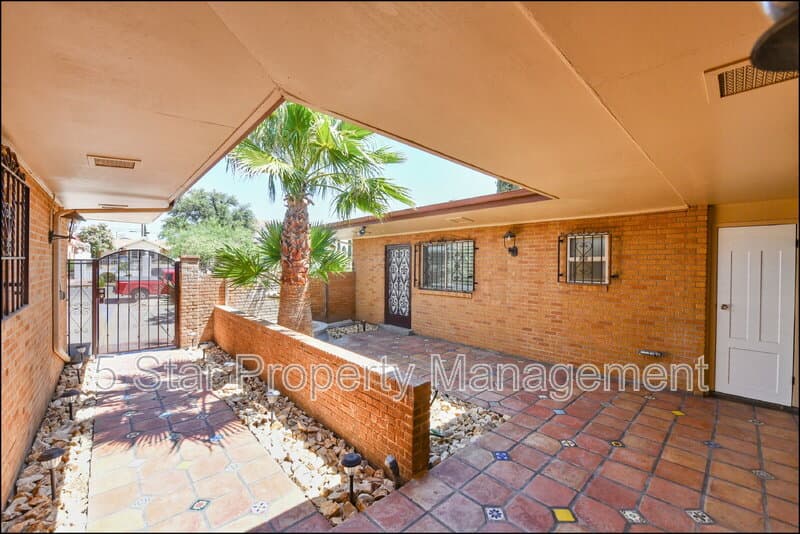 El Paso House: 3030 Aurora Avenue