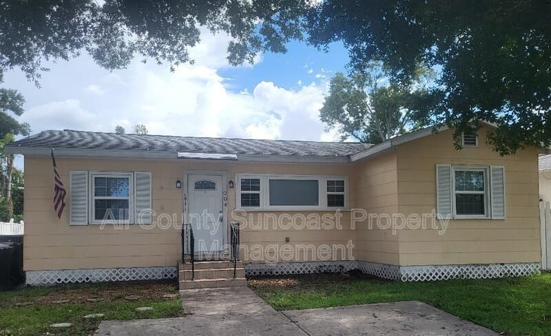 St.Petersburg House: 204 80th Ave N