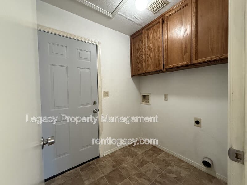 Sacramento House: 10 Gertz Ct