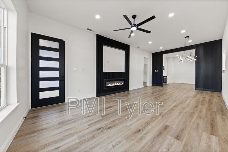 Paris House: 1279 Bonham Street