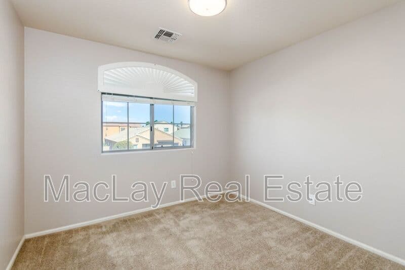 Glendale House: 7265 W Glenn Dr