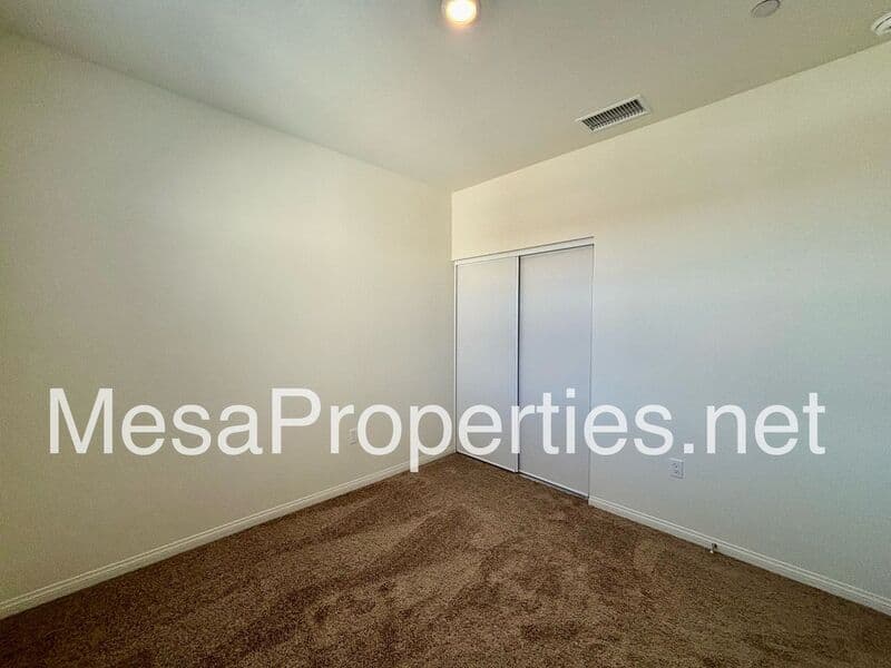 Victorville House: 10691 Sea Ace Place