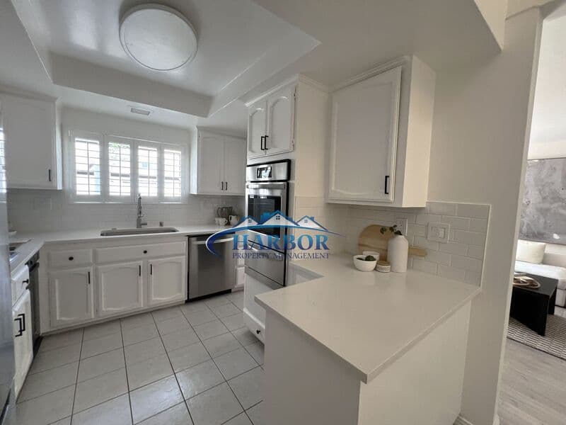 Hawthorne Townhome: 14468 Yukon Avenue