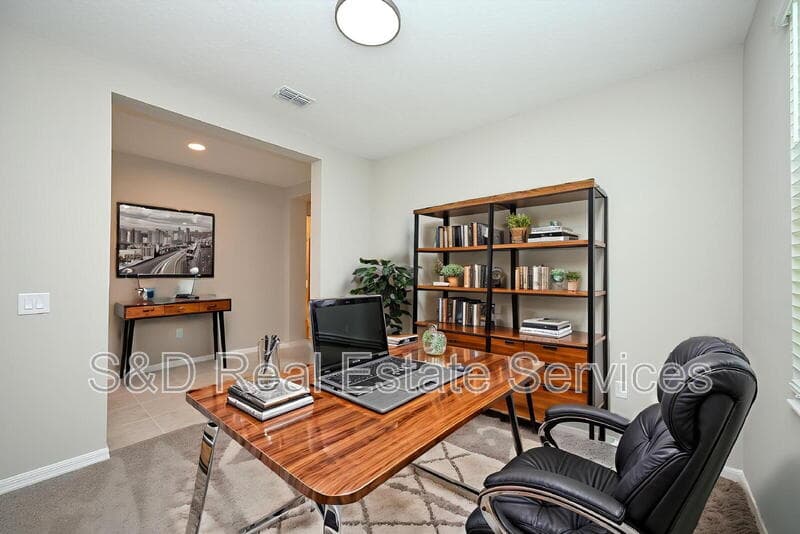 Lakeland House: 5507 Freesia Dr