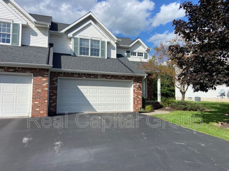 East Amherst House: 71 Berwick Ln