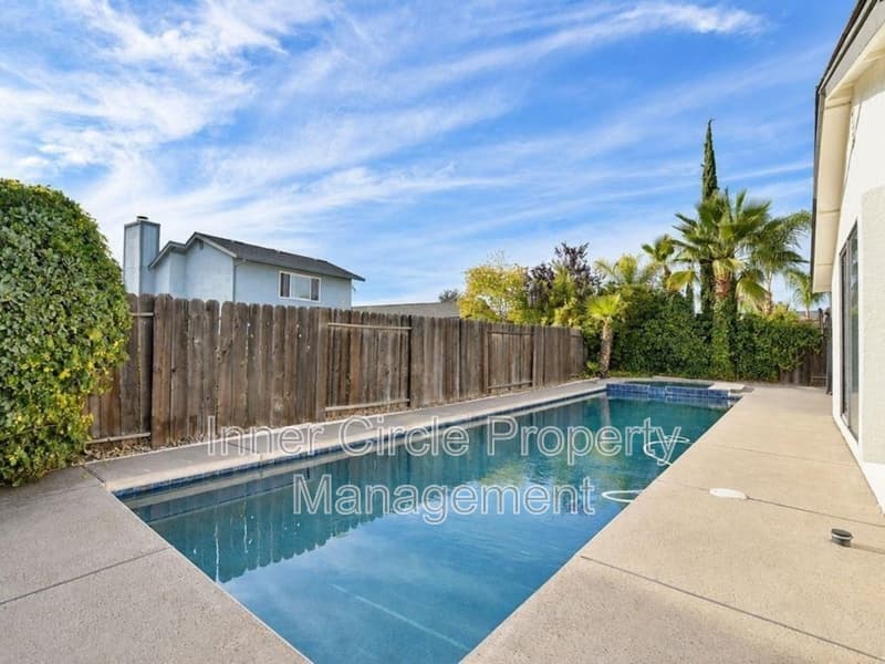 Oakley House: 4239 Sequoia Drive
