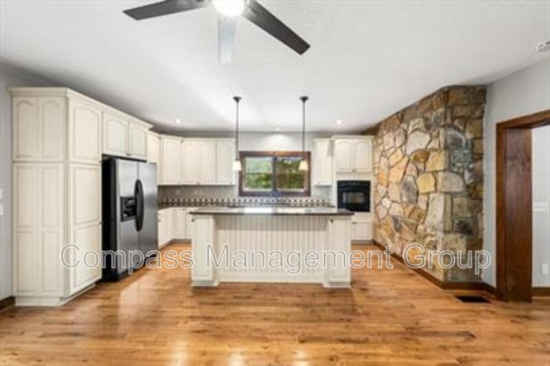 Knoxville House: 2004 Thompson Road