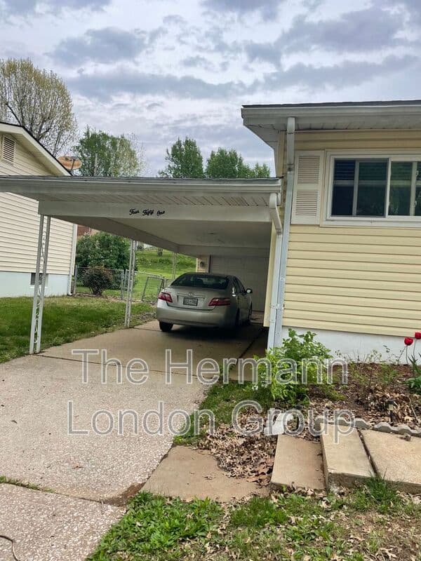 Saint Louis House: 451 Golden Valley Dr