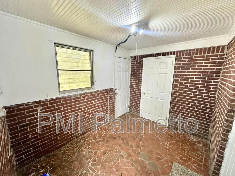 Columbia House: 3727 Maybank St