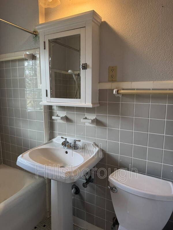 Tampa House: 1403 E Paris St