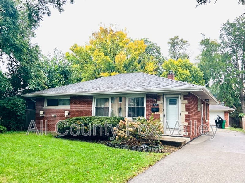 Park Ridge House: 239 N Redfield Court