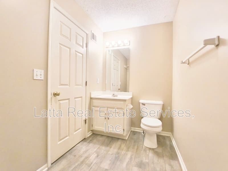 Lee's Summit Condo: 623 NE Swann Circle