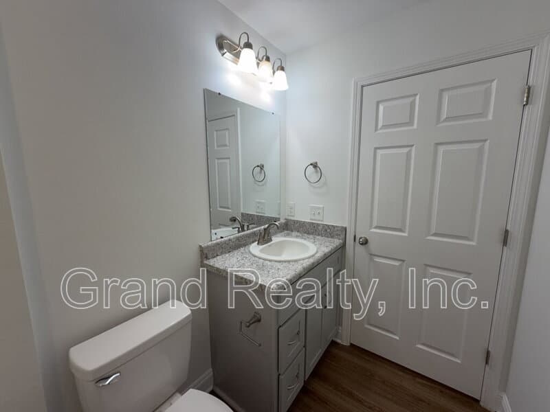 Milton Condo: 5098 Susan Street