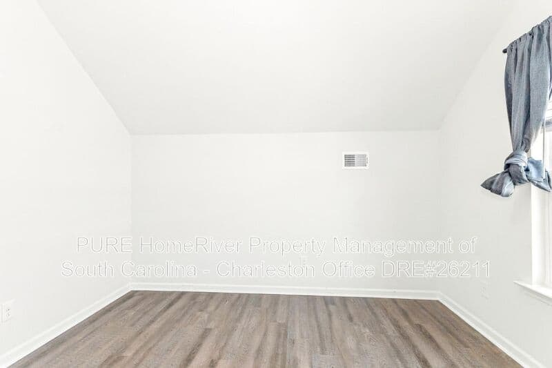 Goose Creek House: 105 Sequoia Ln