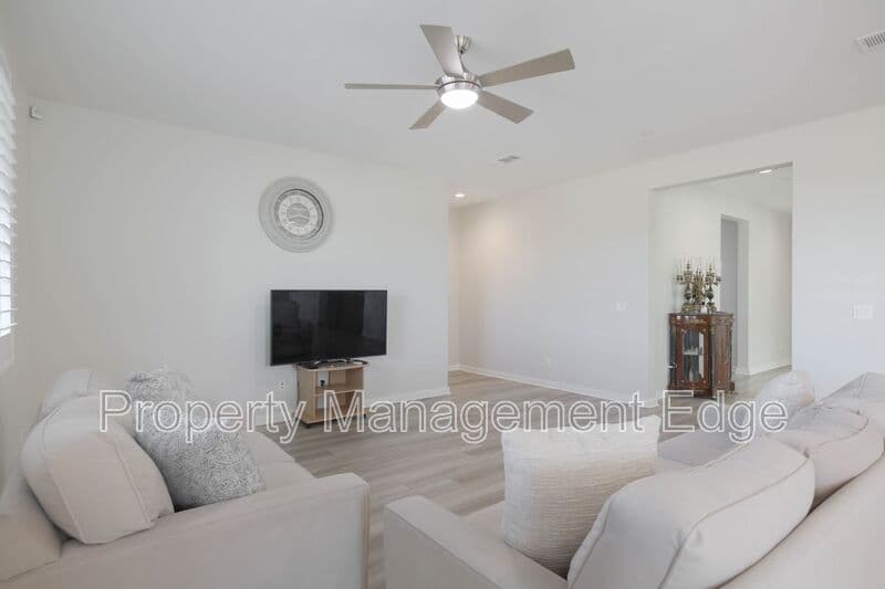 Menifee House: 29337 Chestnut St