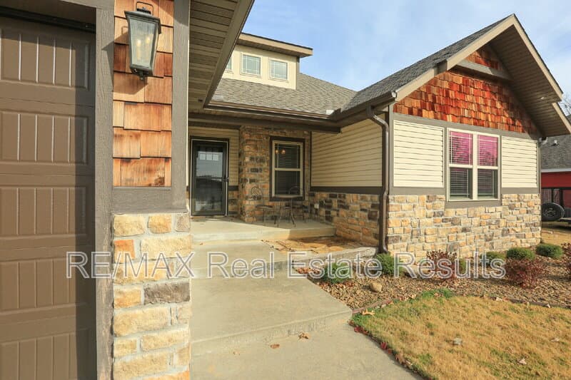 Cave Springs House: 1000 Peak St