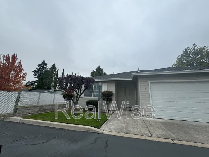 Medford Townhome: 1221 Skeeters Ln