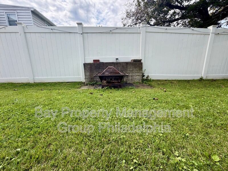 Philadelphia House: 6522 N American St