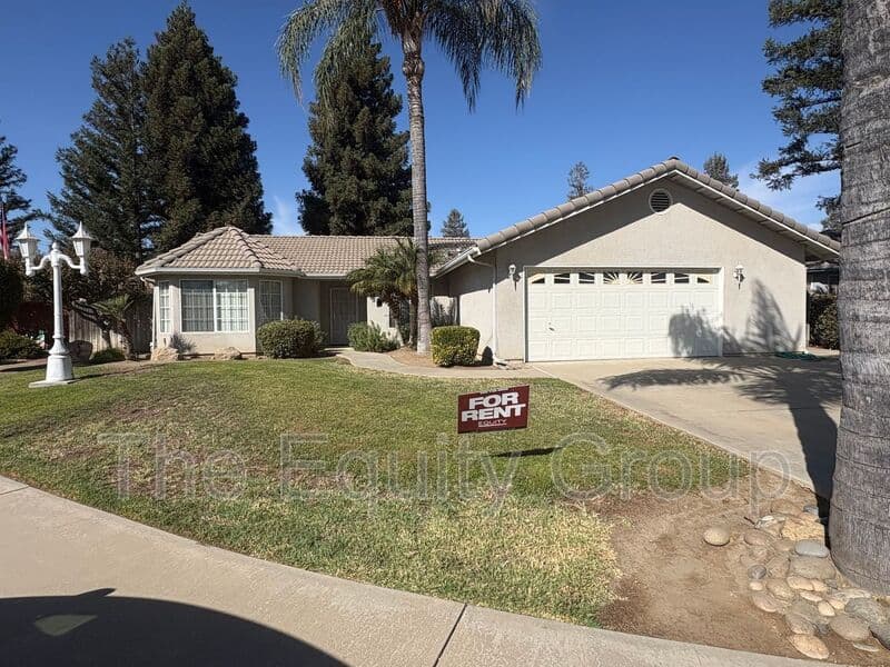 Visalia House: 323 South Citrus Court
