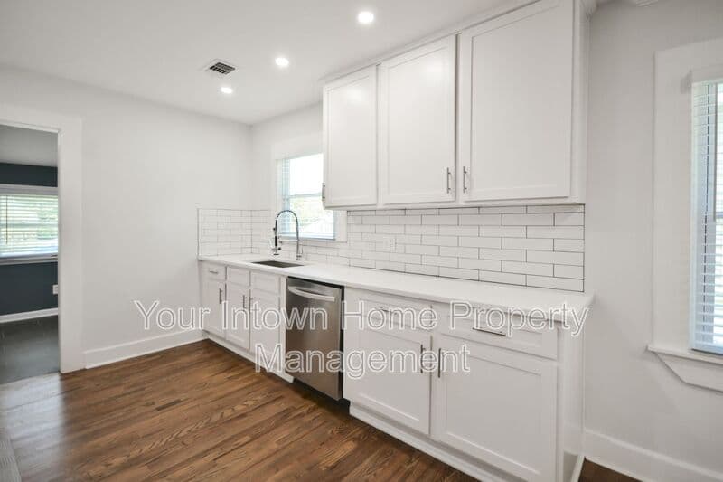 Atlanta House: 959 Dill Ave SW