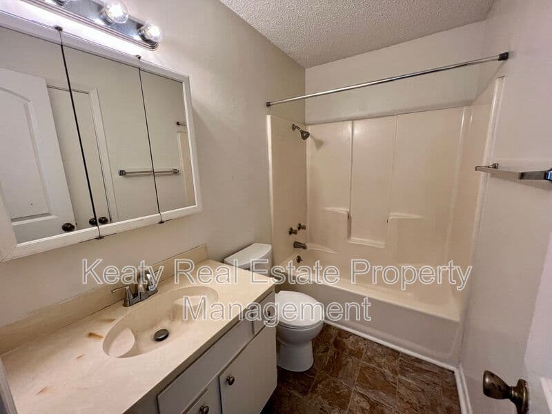 Lafayette House: 102 D Country Lane