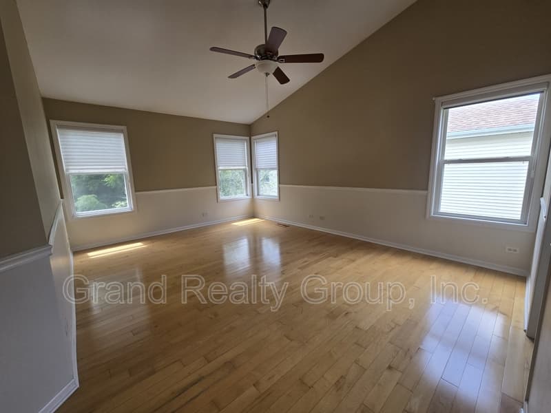 Grayslake House: 217 Lexington Court
