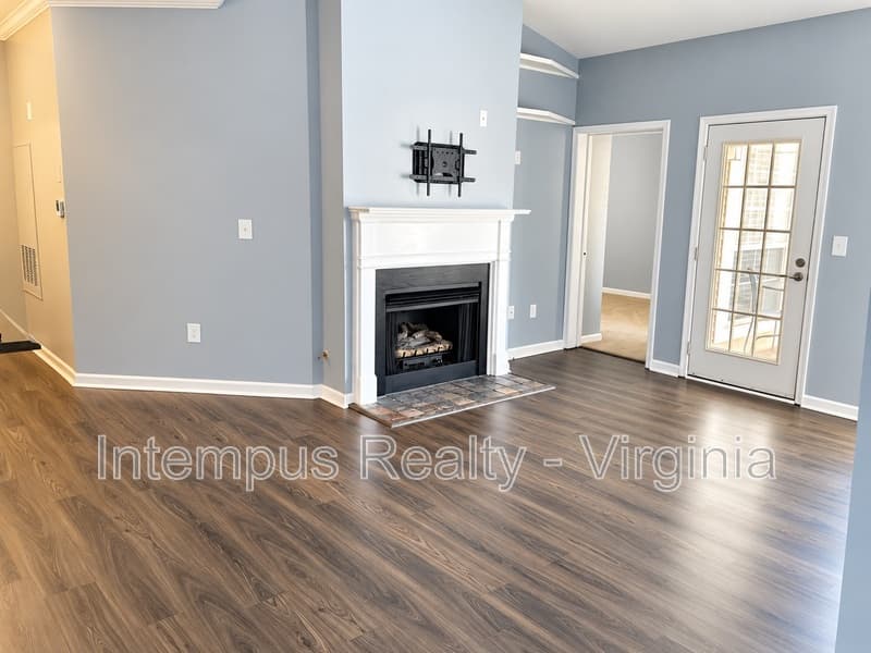 Alexandria Condo: 4550 Strutfield Ln