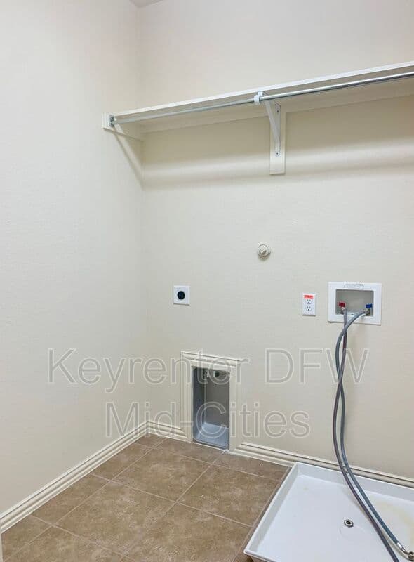 Irving House: 6463 Las Colinas Blvd