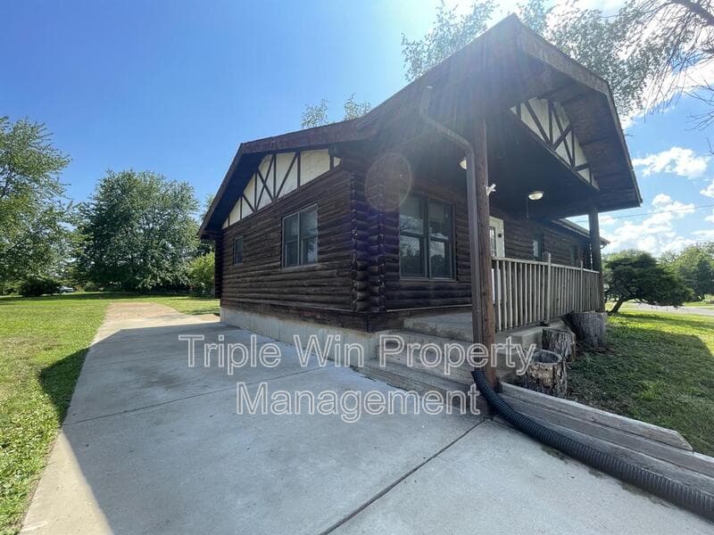 Florissant House: 60 Mohan Dr.