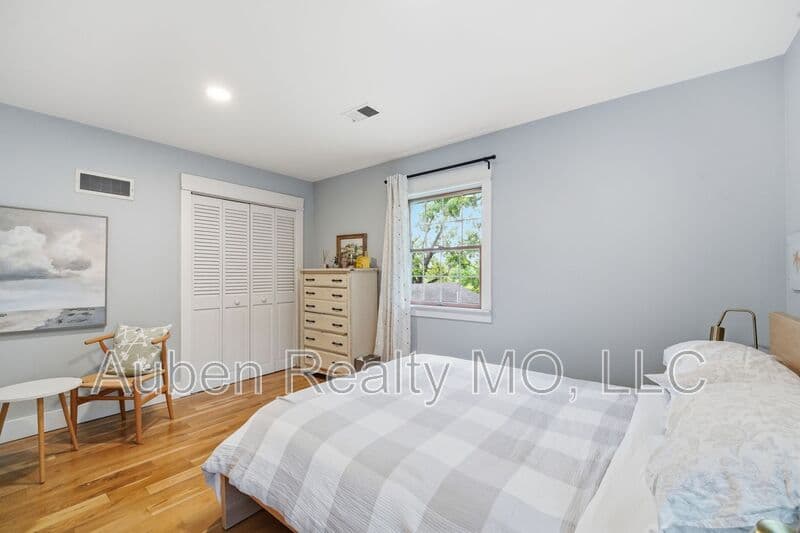 Kansas City House: 10200 Grandview Rd