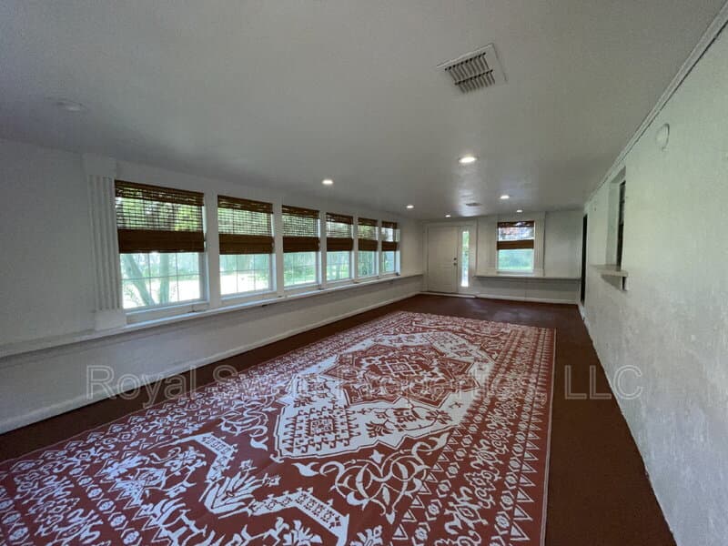 Auburndale House: 222 Lakeview Drive