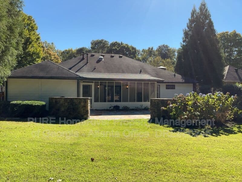 Alpharetta House: 8031 Henderson Ct