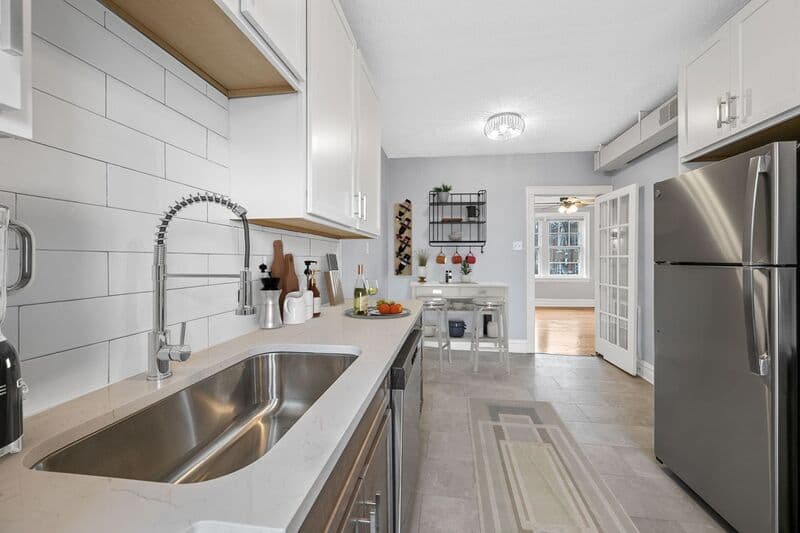 Richmond Heights Condo: 1240-72 Hawthorne Pl