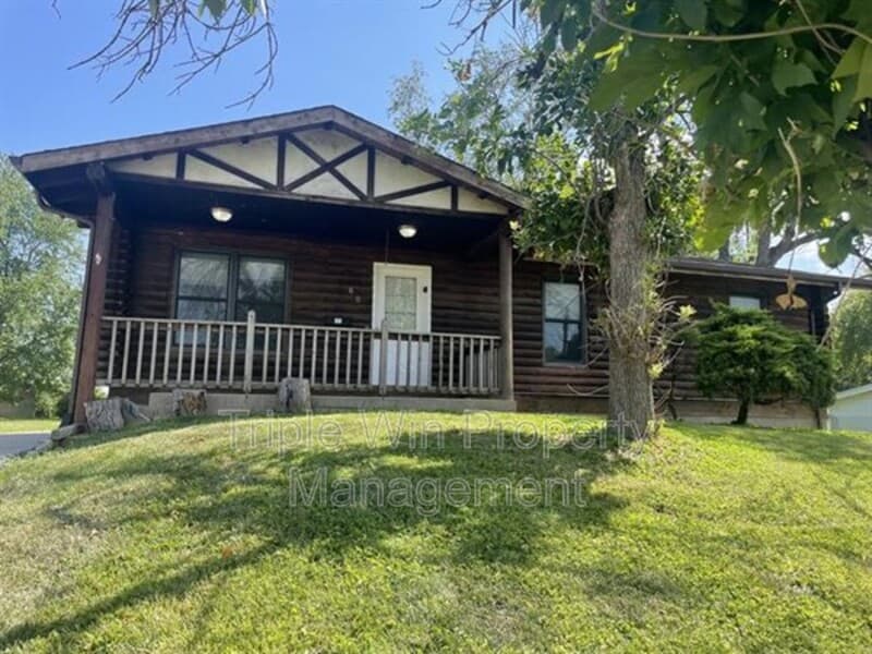 Florissant House: 60 Mohan Dr.
