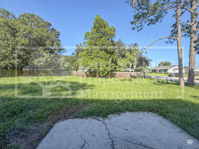 Lakeland House: 5011 Woodgreen Lane