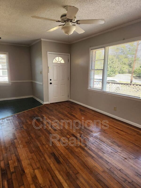 Columbus House: 5415 Eugenia Ave