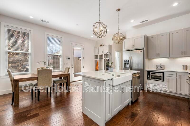 Bentonville House: 636 SW B ST