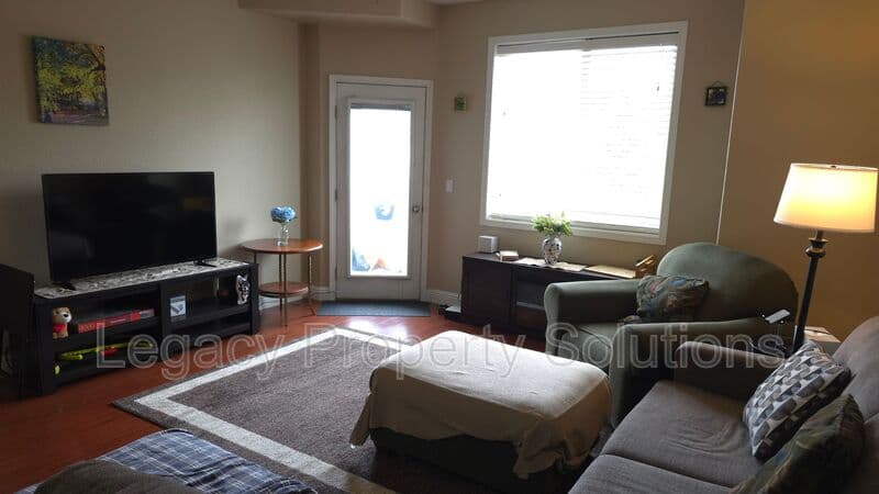 Bismarck House: 1200 W Owens Ave