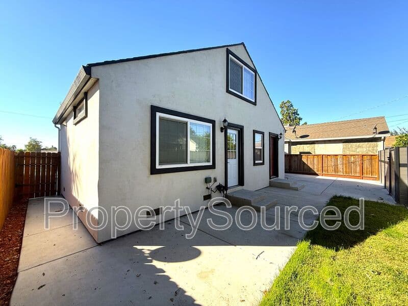 Manteca House: 807 W Yosemite