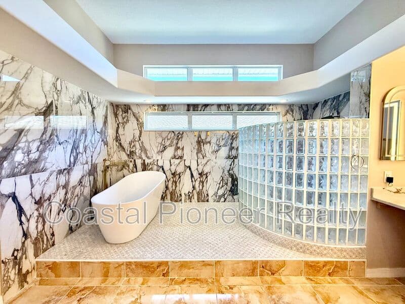 Largo House: 10334 Longwood Dr