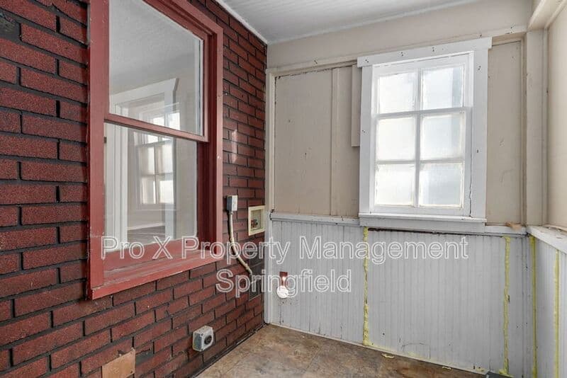 Springfield House: 611 W Calhoun St