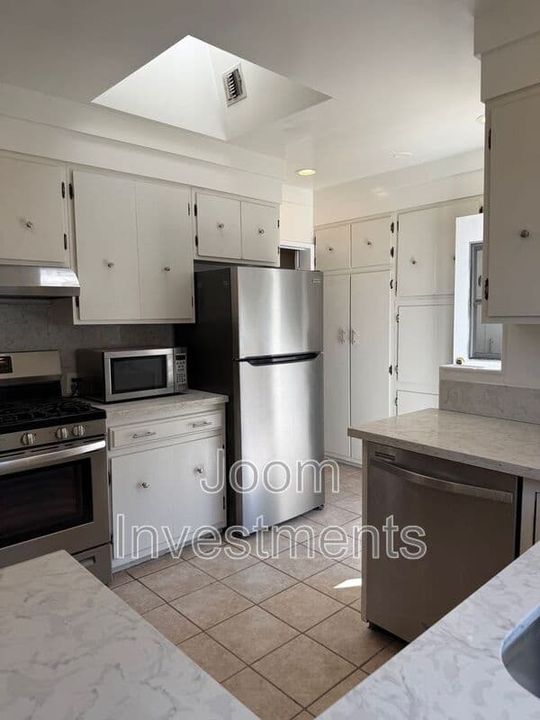 Los Angeles House: 2523 S Bentley Ave