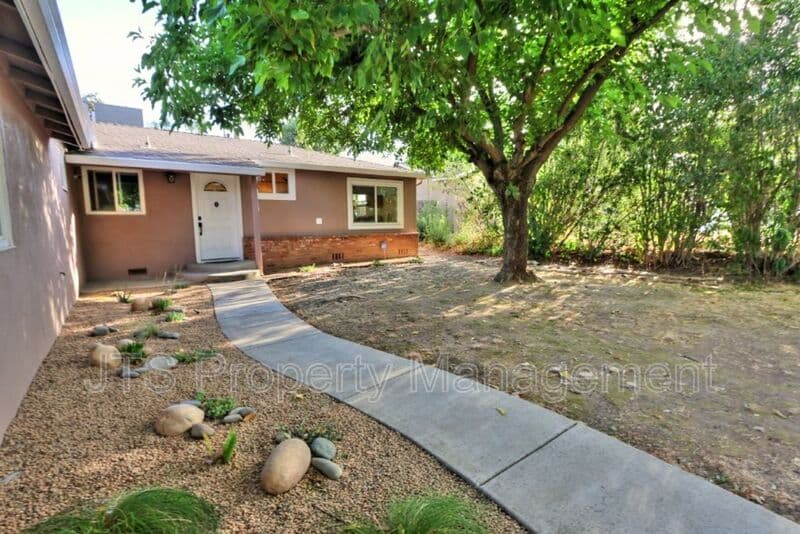 Fair Oaks House: 6906 Pin Oak Court