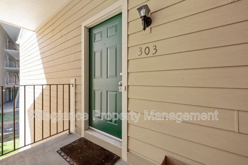 Woodbridge House: 13621 Garfield Place