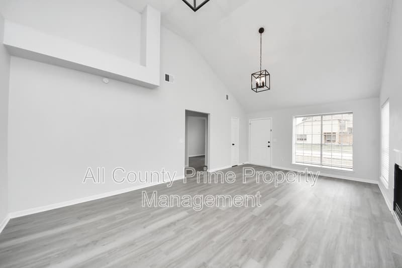 Houston House: 5546 Santrey Drive