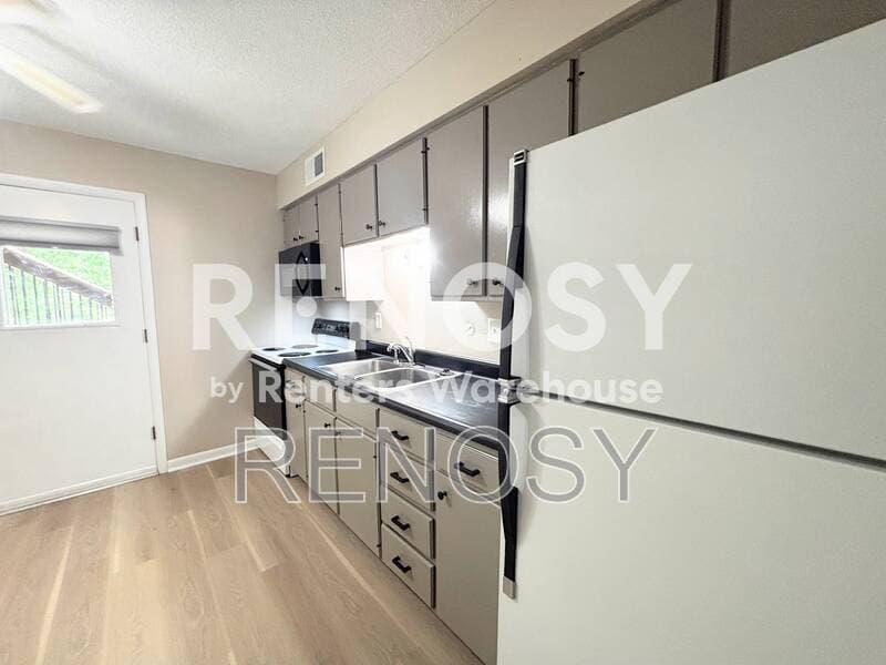 Urbandale Condo: 4211 65th St