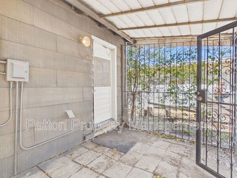 Amarillo House: 106 North Virginia Street