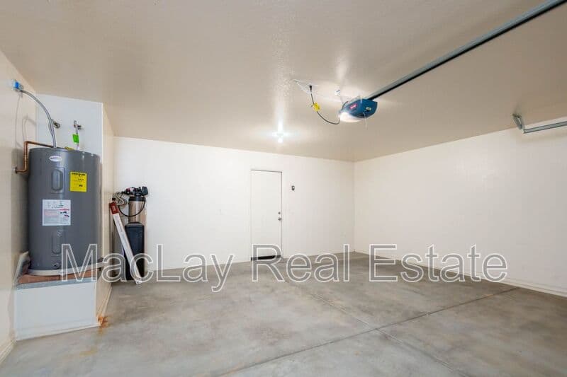 Glendale House: 7265 W Glenn Dr