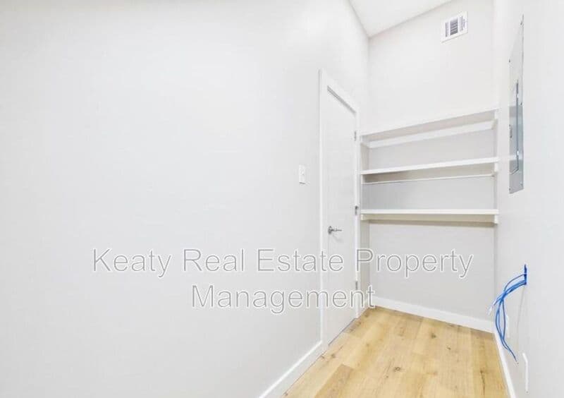 Lafayette House: 1120S Washington Street - Unit 201